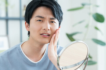 肌に悩む若い女性