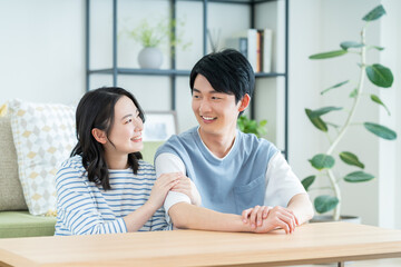 リビングでくつろぐ若い夫婦