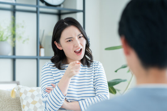 夫婦喧嘩で怒る妻