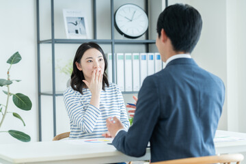 プランナーに相談する若い女性