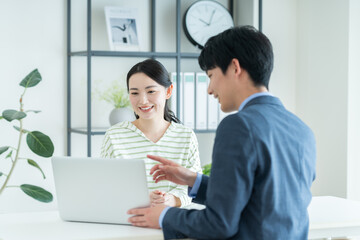 プランナーに相談する若い女性