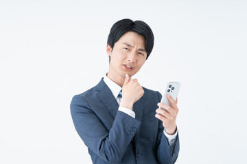 スマホで悩む若いビジネスマン