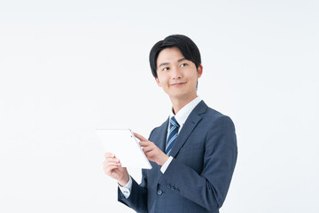 タブレット端末を使う若いビジネスマン