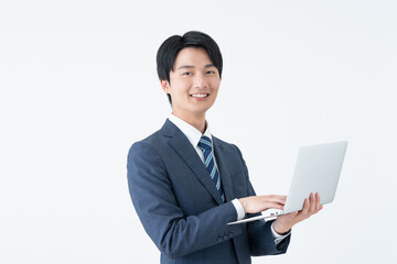 ノートパソコンを持つ若いビジネスマン
