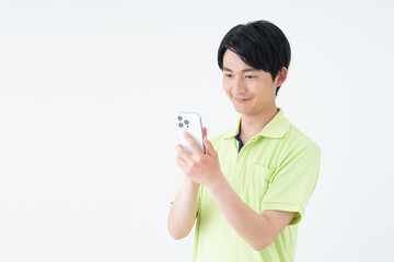 スマホを使う介護福祉士の男性