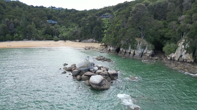 Split Apple Rock &ndash; Panning and Spinning Reveal of the Beach
