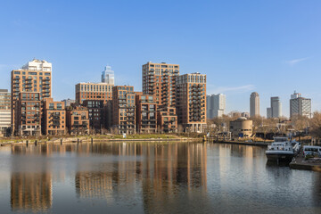 Fototapeta premium Neighbourhood Little C and adjacent Tuschinski Park and the water of Coolhaven harbour