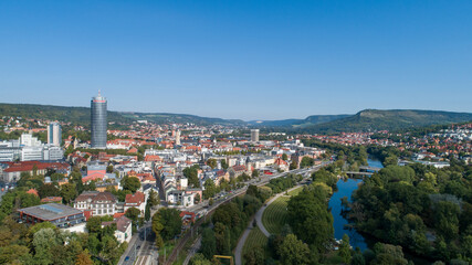 Fototapeta premium Drohnenfoto - Saale und Jena mit Paradiespark 