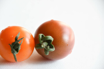 二色のミニトマト