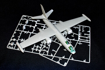 Maqueta de modelismo de avión en construcción.