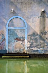 Una porta murata si affaccia su un canale di Venezia