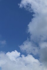 Obraz premium Expansive Blue Sky Canvas Adorned with Billowing White Cumulus Clouds