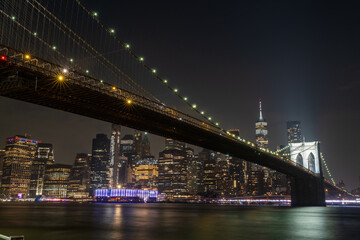Fototapeta premium brooklyn bridge at night with view of Manhattn skyline