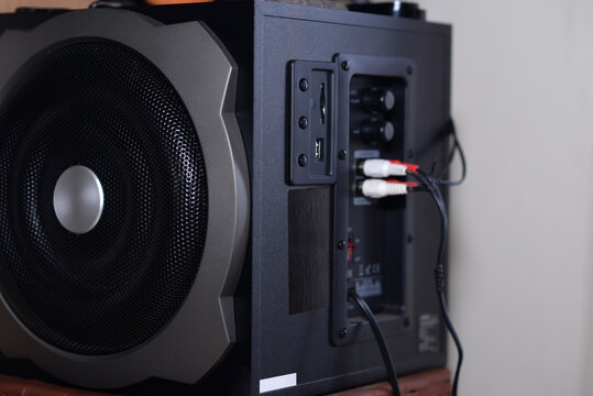 Computer speaker with USB connections and other auxiliary ports