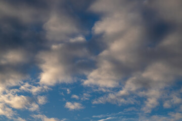 Obraz premium Partly Cloudy Skies With Light Blue Horizon and Soft Light
