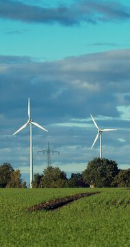 Windkraftanlagen auf dem Feld
