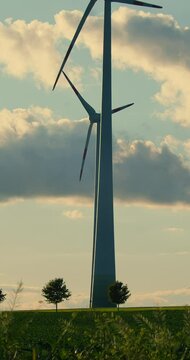 Windkraftanlagen irgendwo in Deutschland.
	
