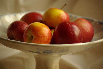 Petites pommes rouges dans une coupe