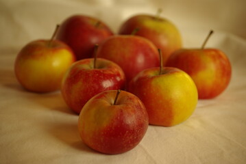 Pommes bio rouges sur la table