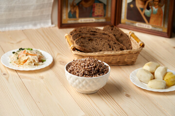 Put food on the table of the Orthodox believer who complies with the rules of nutrition during the Great Orthodox Post.
