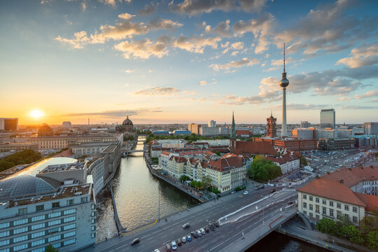Fototapeta Berlin skyline at sunset with view of Spree River and Berlin Television Tower