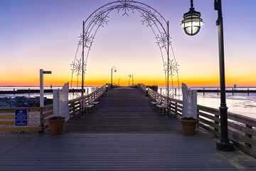 Obraz premium Pier at sunrise