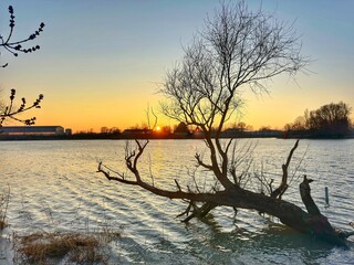 Coucher de soleil sur une rivière 