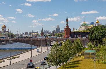 Moscow kremlin and bolshoy kamenny bridge spanning moskva river on sunny summer day