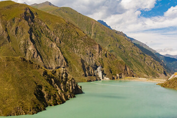 Breathtaking ortto tokoy reservoir with dam nestled in kyrgyzstan mountains