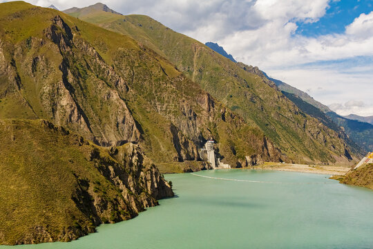 Breathtaking ortto tokoy reservoir with dam nestled in kyrgyzstan mountains