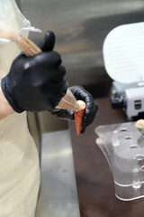 chef elaborando tapa de crema en un cucurucho crujiente con manga pastelera