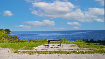 Obraz premium bench on the shore of lake