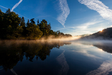 See mit Morgennebel Lichtstimmung