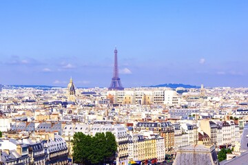 Vue sur les toits de Paris et la tour Eiffe