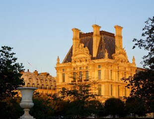 Palais du Louvres de Paris et soleil couchant 