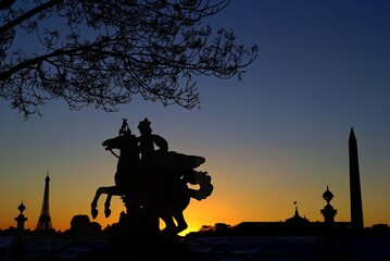 Silhouette d'une statue coucher de soleil parisien
