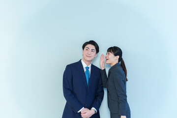 内緒話をするビジネスパーソン