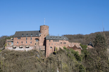 Burg Hengebach über der Altstadt von Heimbach