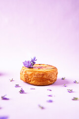 Crème Brûlée con Lavanda – Elegancia y Dulzura en Fondo Lila