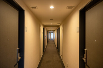 ビジネスホテルの廊下
