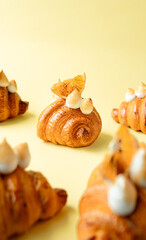 Croissant Relleno de Crema Pastelera y Cítricos – Equilibrio Perfecto entre Dulzura y Frescura. Fondo Amarillo