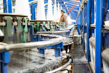 The weaving workshop machinery of a certain packaging factory is running, producing new fiber ropes and fiber bags