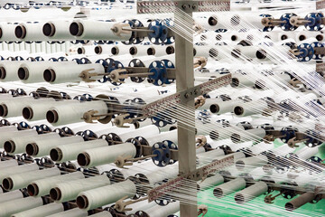 The weaving workshop machinery of a certain packaging factory is running, producing new fiber ropes and fiber bags