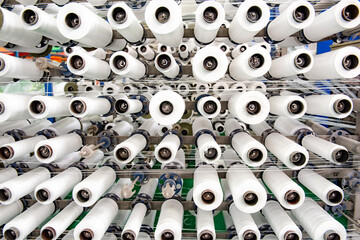 The weaving workshop machinery of a certain packaging factory is running, producing new fiber ropes and fiber bags