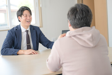 笑顔のビジネスマンと顧客