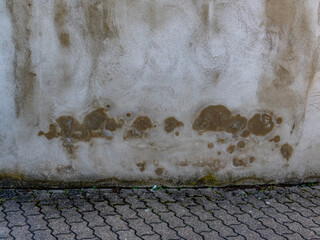 Feuchte und verschmutzte Wand