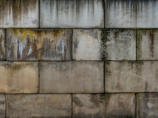 Feuchte und verschmutzte Wand