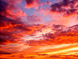 Obraz premium red sunset sky. sunset, sky, cloud, clouds, nature, sun, orange, sunrise, red, dusk, landscape, blue, beautiful, weather, dramatic, light, evening, sunlight, cloudscape, dawn, beauty, color, abstract,