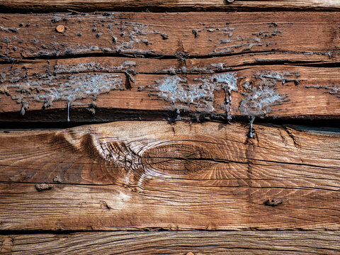 Holzwand aus verwitterten Eisenbahn Schwellen