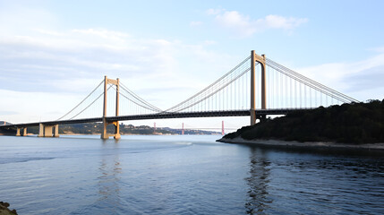 Naklejka premium A large bridge with two tall pillars and a long, thin bridge